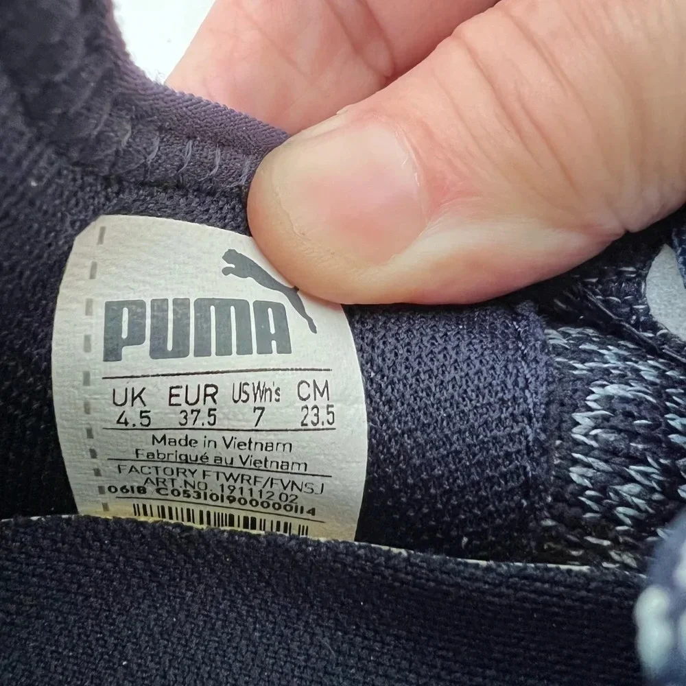 Puma HYBRID Fuego Knit Women's Running Shoes. Size 7 color blue. New in box.
